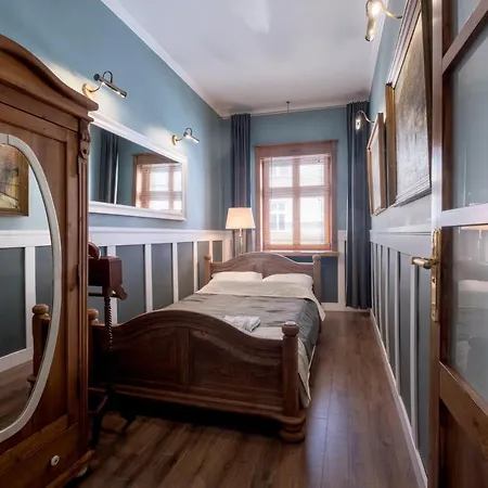 Old House Apartment *